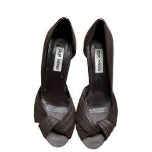 Steve Madden size 7B. Dark brown peep toe, 3in heel.